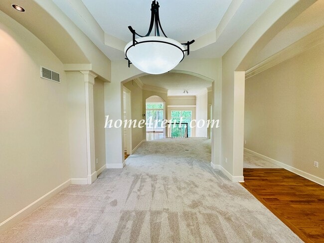 Building Photo - Exceptional 1.5 Story Home in the Prestigious Loch Lloyd Community!