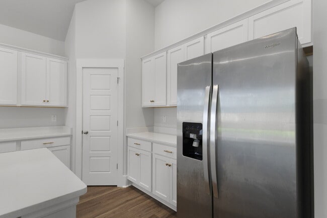 Building Photo - Spacious 4 Bedroom Home in Blake Farm