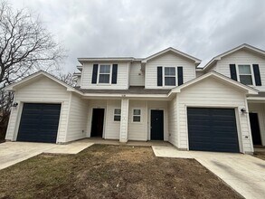 Building Photo - Quick access Ft. Sam, Randolph, and the airport