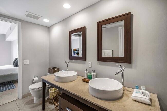 Building Photo - 485 Brickell Ave