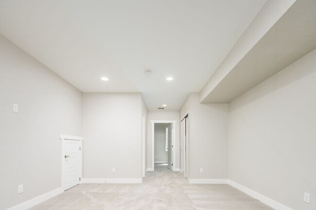 Building Photo - Modern 3 bed / 4 bath, 3 story townhome!