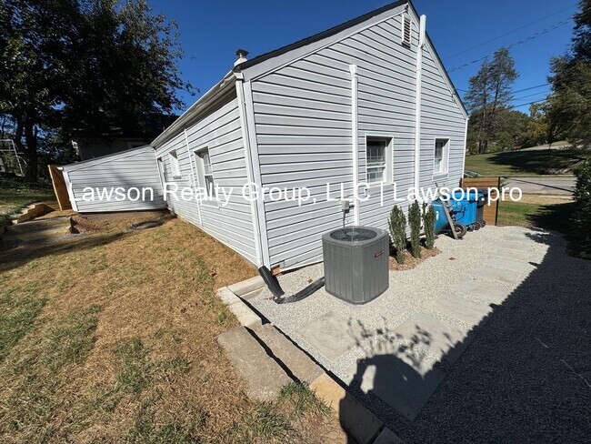 Building Photo - Updated, Cozy Two Bedroom Home in Wasena!