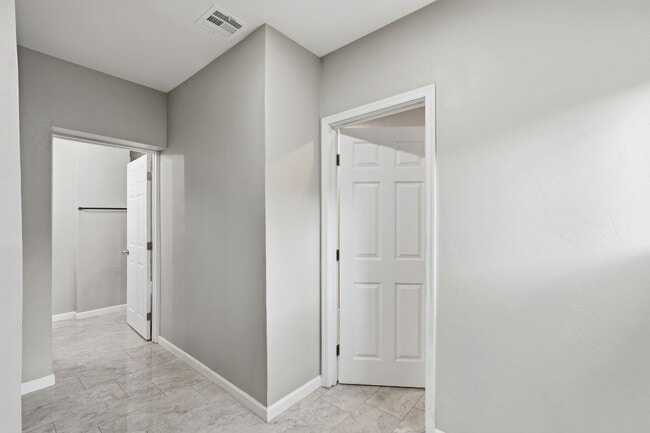 Building Photo - Bright, Fresh & Pet-Friendly — 3BR Retreat Minutes from U of A