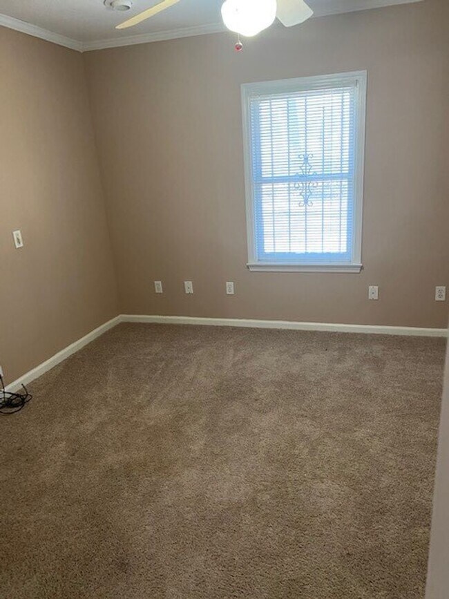 Building Photo - 4712 Lakeview Estates Dr