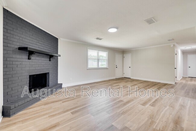Building Photo - 2404 Southdale Dr