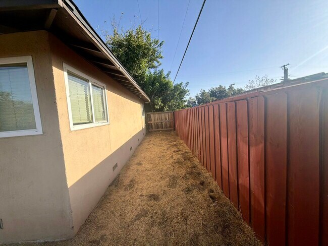 Building Photo - 4683 E Thomas Ave