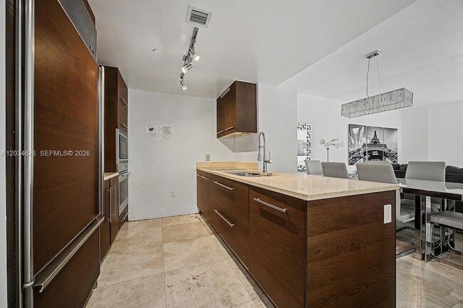 Building Photo - 485 Brickell Ave