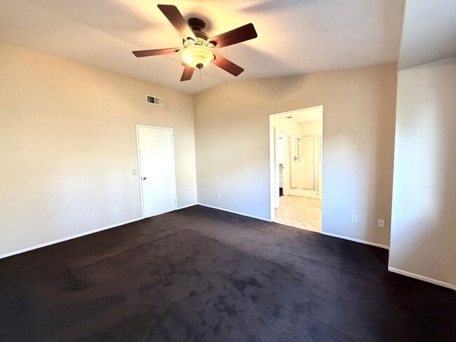 Building Photo - Move in special! Move in by 3/1 and get $300 off your first months rent! - Move-In Ready 3 bedroo...