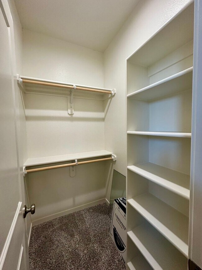 Building Photo - {1095} Modern Townhome Available Immediate...