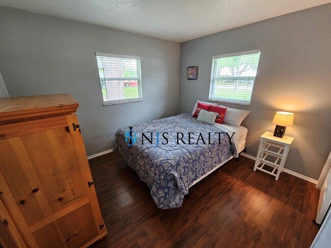 Building Photo - BEAUTIFUL 3/2/2 1400 Sq. Ft. with HUGE yar...