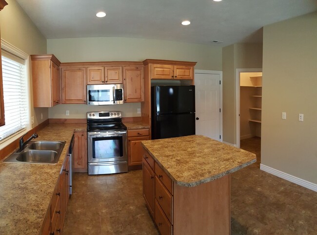 Building Photo - 3 Bed 2.5 Bath ROCK CREEK TOWNHOME in Rexb...