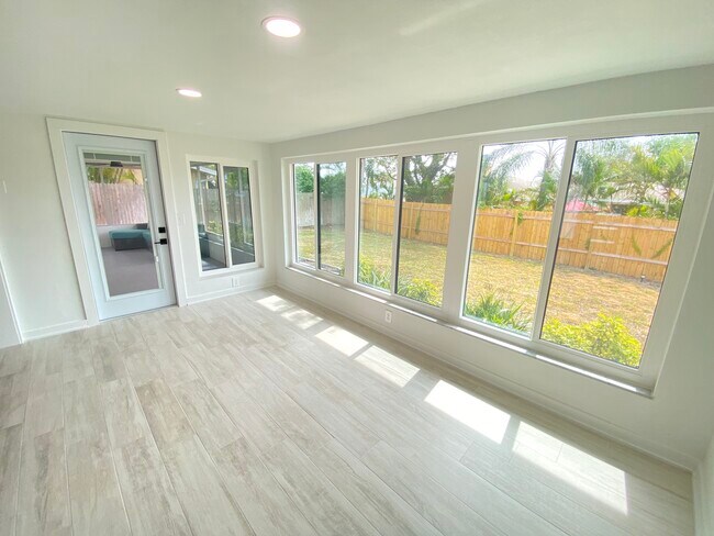 Building Photo - 1346 Hill Dr