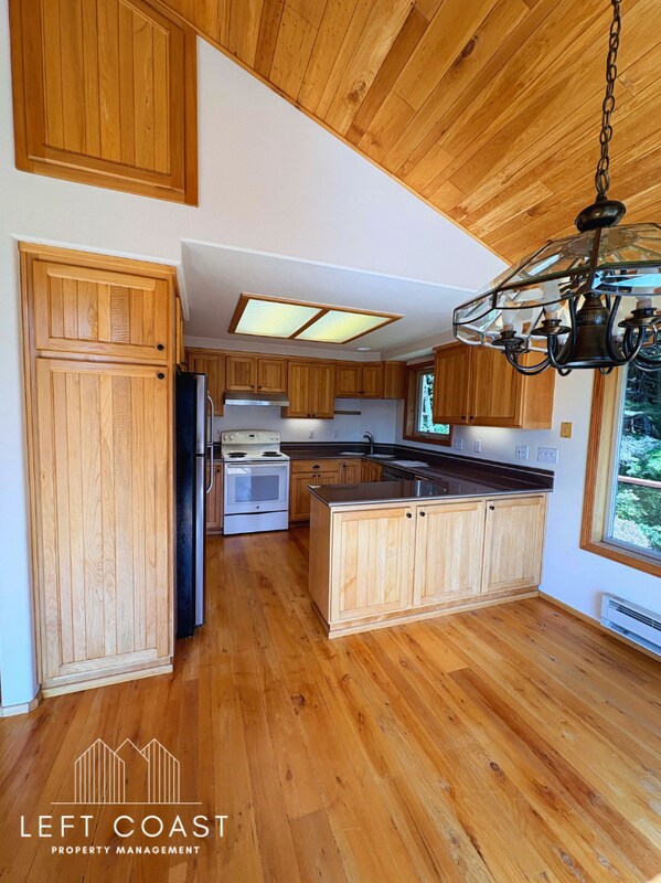 Building Photo - 7205 SW Burl Dr