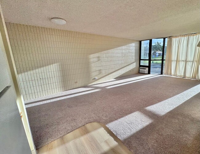 Building Photo - New carpet, freshly painted, 2 bedroom, 2 ...