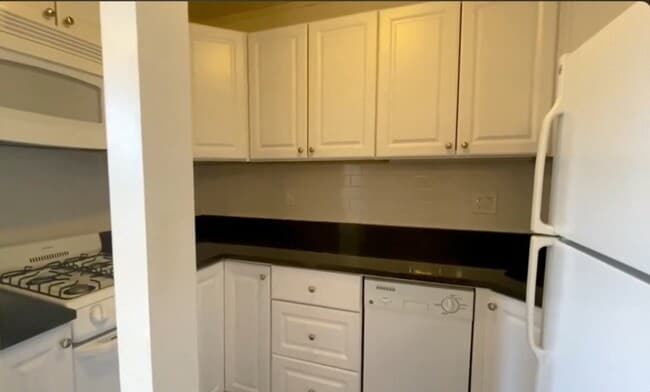 Building Photo - 64 Hemenway St