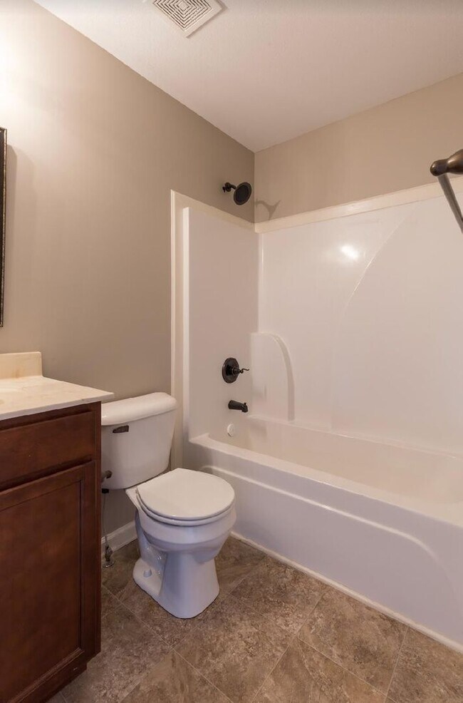 Building Photo - 3 Bedroom Dog Friendly Home For Rent!
