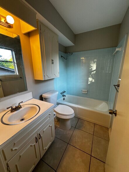 Building Photo - 2404 Parker Ln