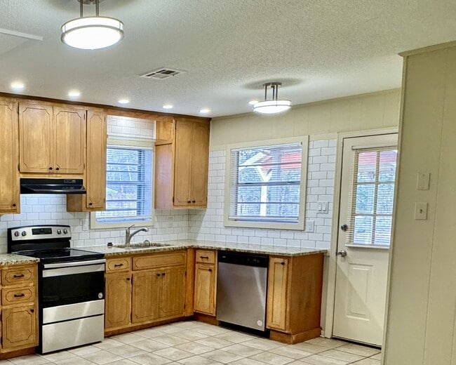 Building Photo - Charming updated 3-bedroom home!