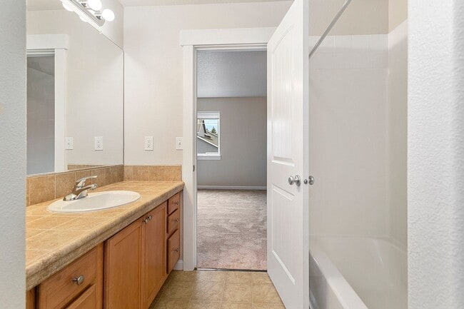 Building Photo - 4 bedrooms 2.5 bath, fenced backyard, AC, ...