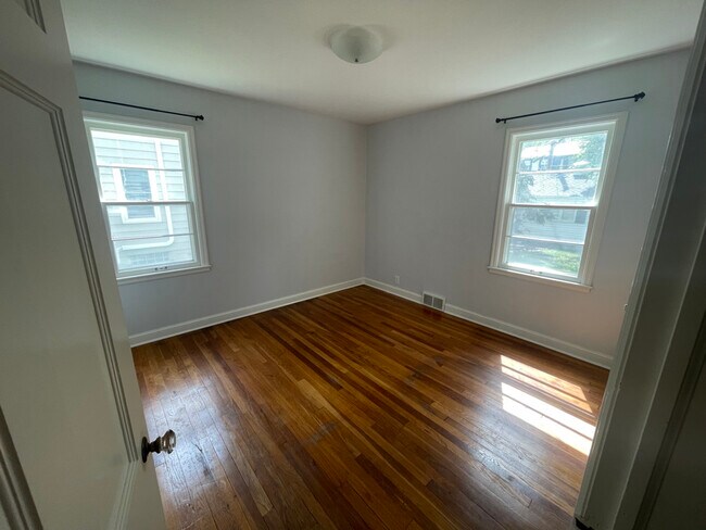 Building Photo - 3224 Dakota Ave S