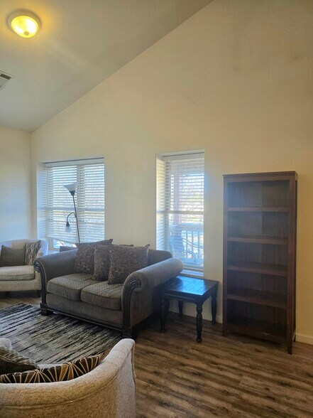 Building Photo - 1206 Walnut Ave