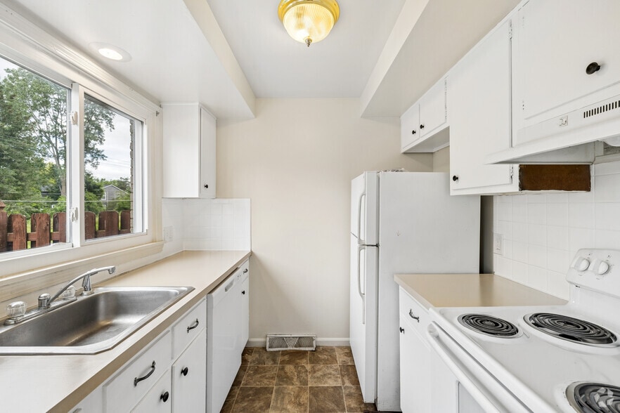 2BR, 1.5BA - 1,040SF - Kitchen - Sundridge Apartments