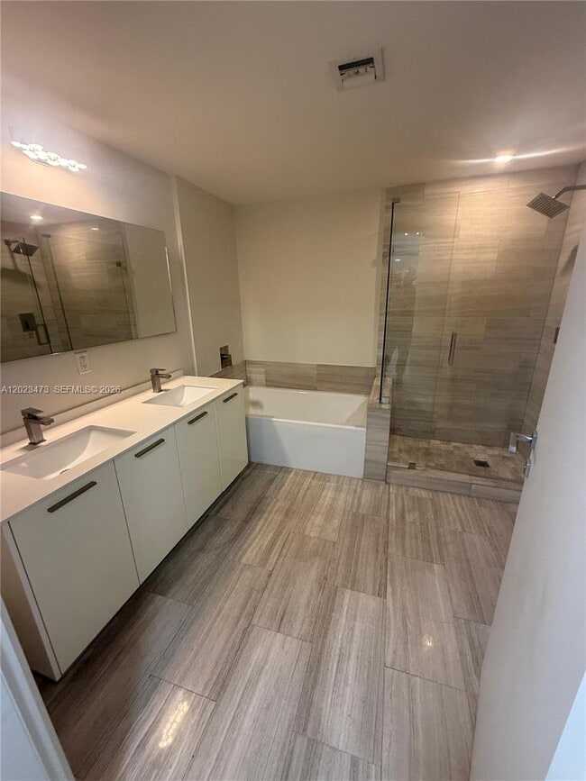 Building Photo - 1300 Brickell Bay Dr