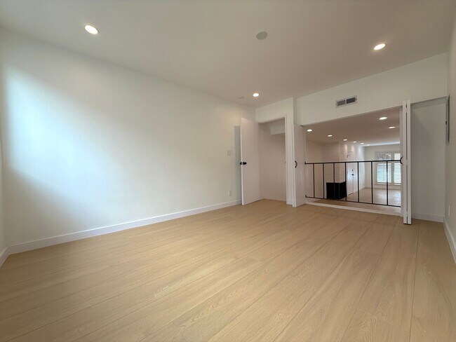 Building Photo - Newly-Updated 1 Bedroom Apartment with Laundry In-Unit in West Hollywood