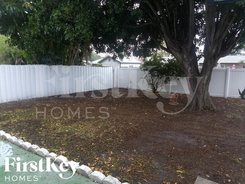 Building Photo - 3109 22nd Ave W