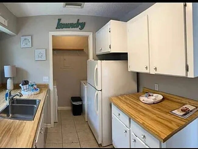 Building Photo - 206 W Island Square Dr