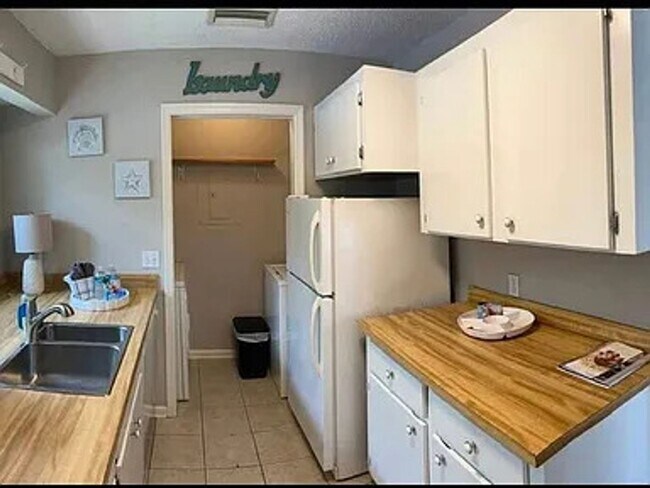Building Photo - Fully Furnished 1 bed/ 1 bath Island Square Condo