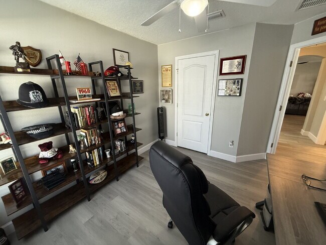 Building Photo - "Spacious 3-Bedroom Retreat with Bonus roo...