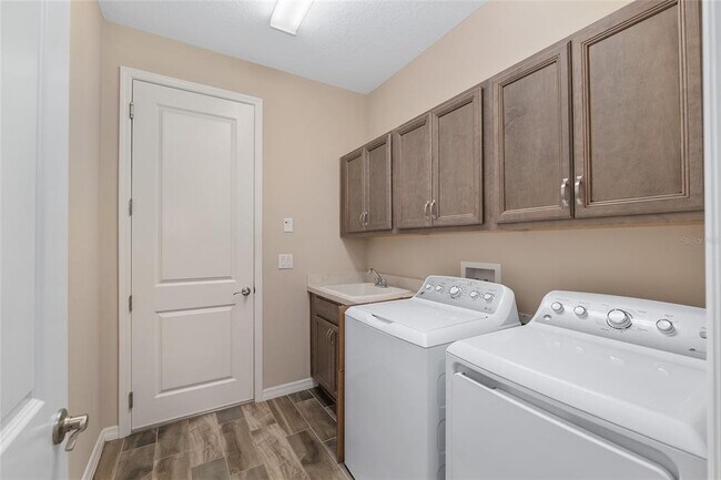 Building Photo - 5587 NW 40th Pl