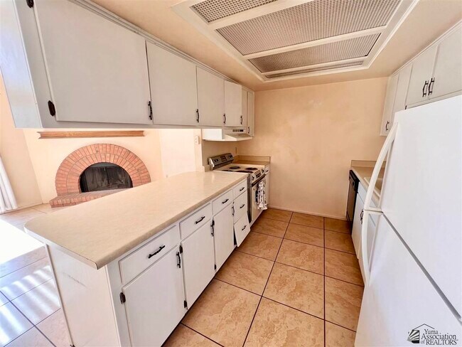 Building Photo - 2045 S 14th Ave