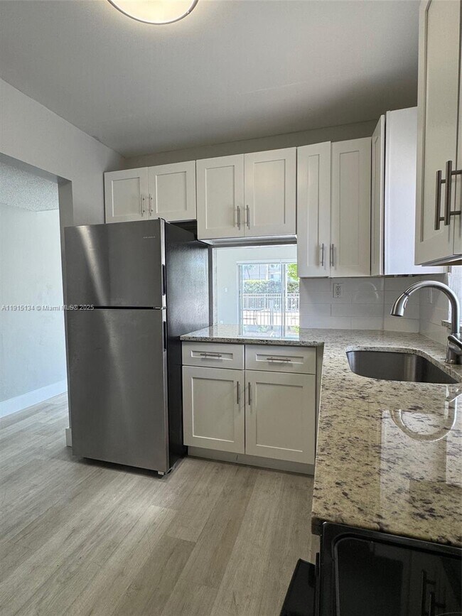 Building Photo - 2200 E Hallandale Beach Blvd