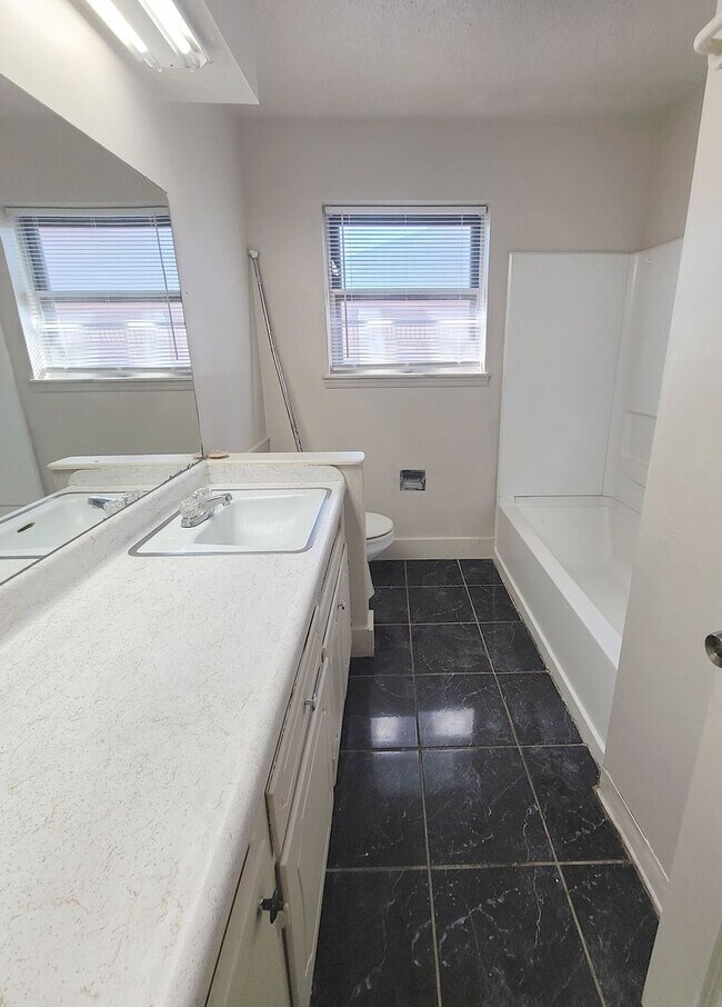 Building Photo - 3 Bedroom Home in Del City