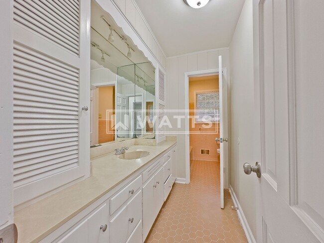 Building Photo - Charming & Spacious 3-Bed Home in City of Hoover