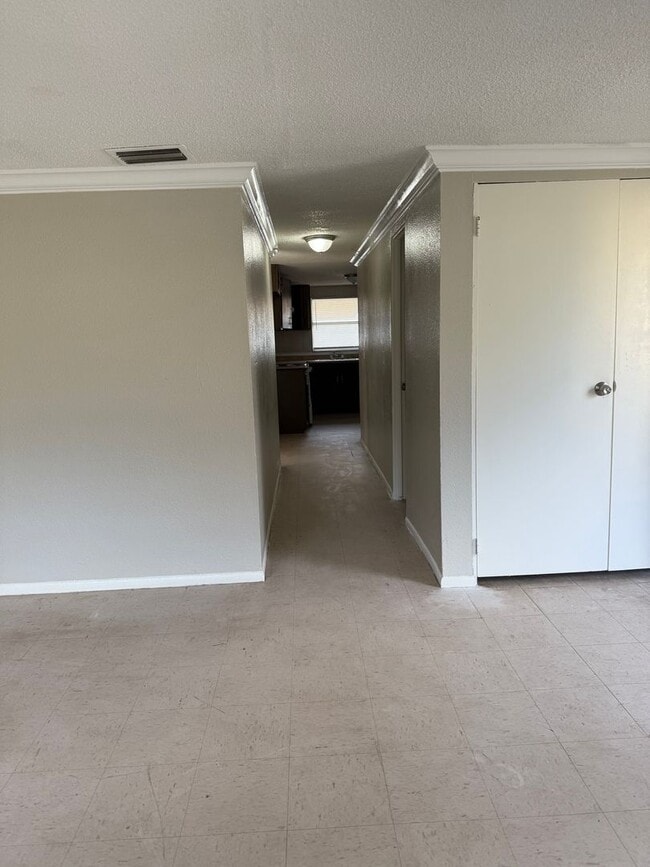 Building Photo - 2 bed room 1 bath duplex