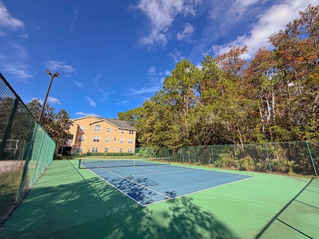 Building Photo - Great 2 Bedroom, 2 Bathroom Second Floor Unit Located inside a Gated Community with a One Car Gar...