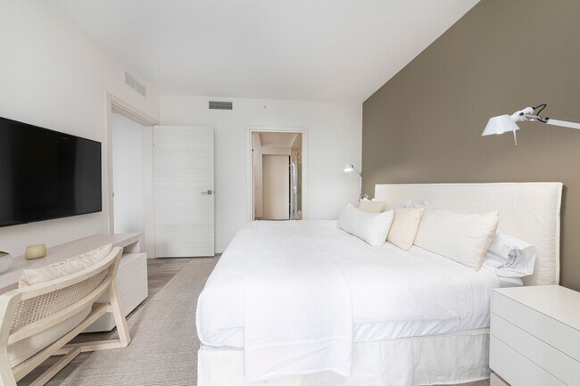 Building Photo - 801 S Miami Ave