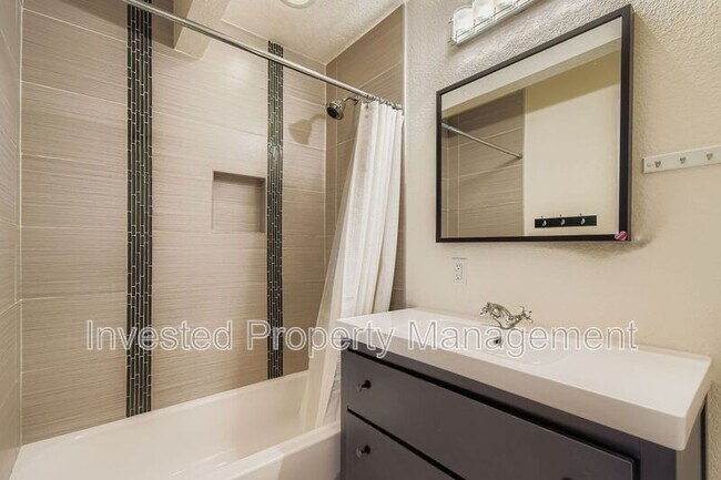 Building Photo - 2400 Pontiac St