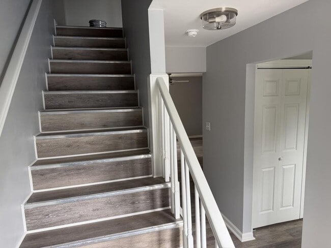 Building Photo - 1700 Lone Oak Rd