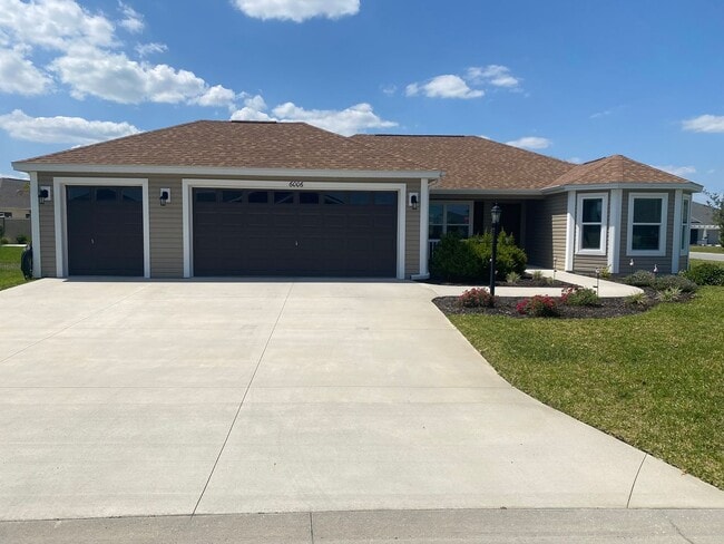 Primary Photo - Beautiful Unfurnished 3 bed, 2 bath ANNUAL...