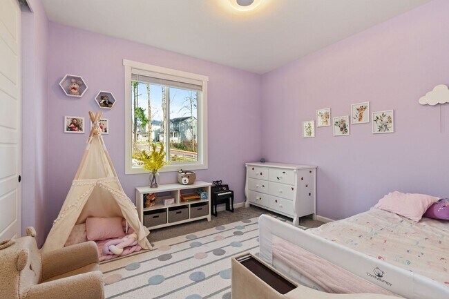 Building Photo - Luxury North Creek Living with Privacy and Designer Upgrades