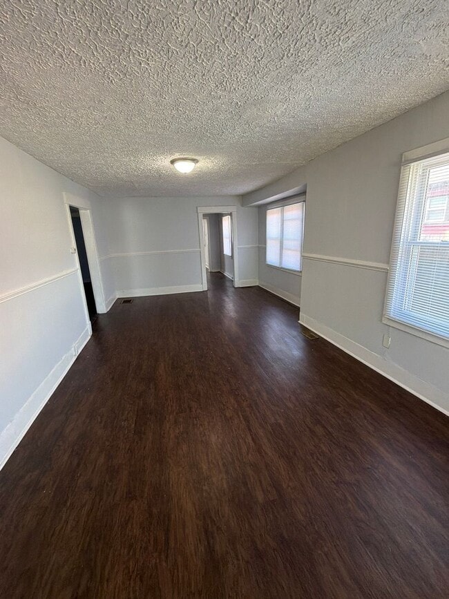 Building Photo - New Listing! 3BR/1BA home in North Brookside Park