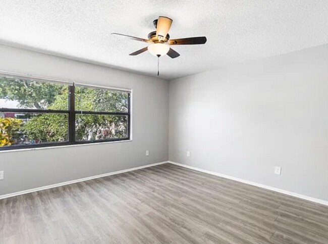 Building Photo - 2820 S Pines Dr