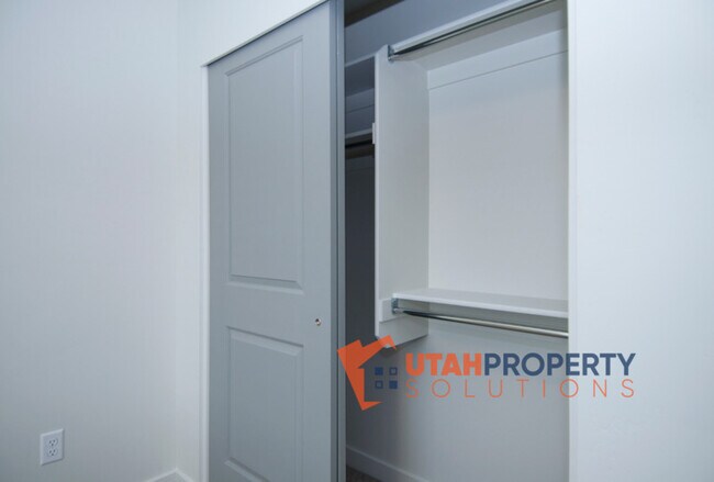 Building Photo - 1054 W 430 S