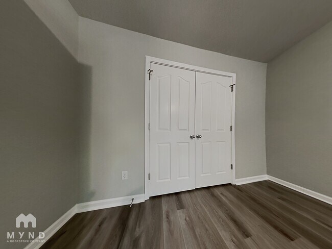 Building Photo - 1910 Sunset Village Dr