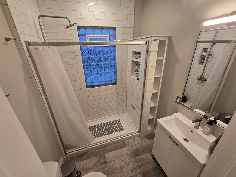 bath - 1019 Widdicomb Ave NW