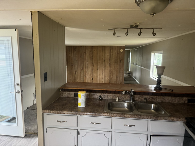 Building Photo - Move in ready 2 bedroom, 1 bathroom home i...